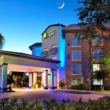 Holiday Inn Express & Suites Naples Downtown - 5Th Avenue By Ihg Экстерьер фото
