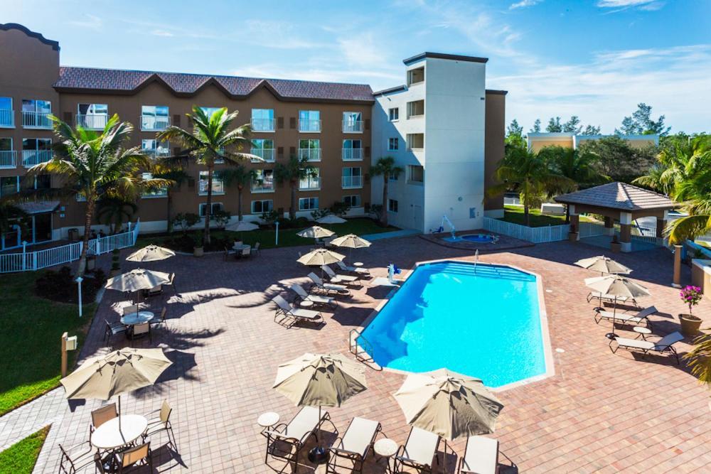 Holiday Inn Express & Suites Naples Downtown - 5Th Avenue By Ihg Экстерьер фото