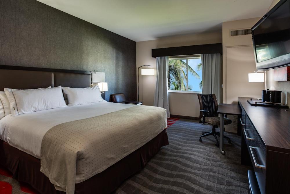Holiday Inn Express & Suites Naples Downtown - 5Th Avenue By Ihg Экстерьер фото