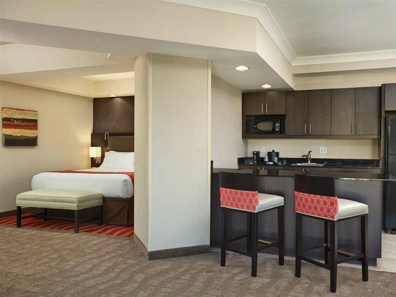 Holiday Inn Express & Suites Naples Downtown - 5Th Avenue By Ihg Экстерьер фото