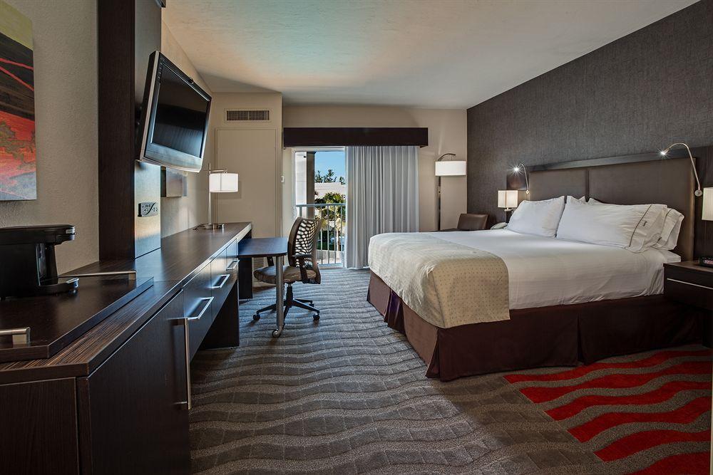 Holiday Inn Express & Suites Naples Downtown - 5Th Avenue By Ihg Экстерьер фото