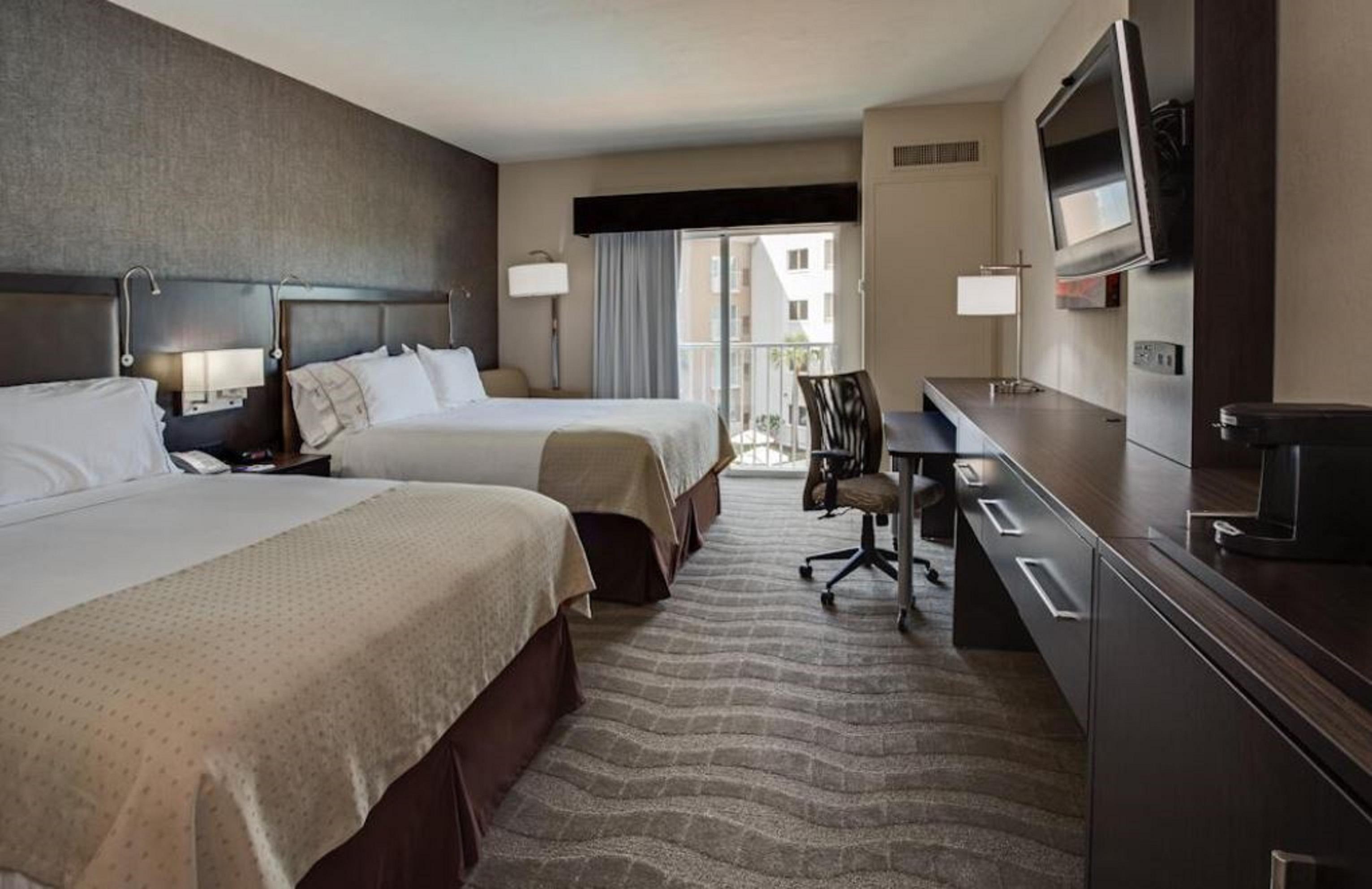 Holiday Inn Express & Suites Naples Downtown - 5Th Avenue By Ihg Экстерьер фото