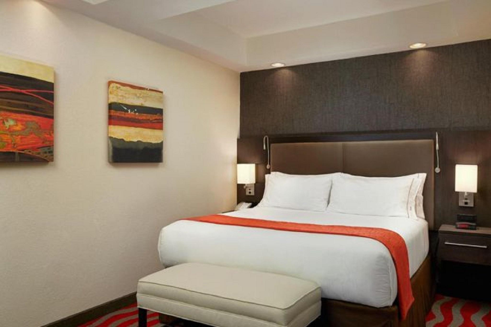 Holiday Inn Express & Suites Naples Downtown - 5Th Avenue By Ihg Экстерьер фото