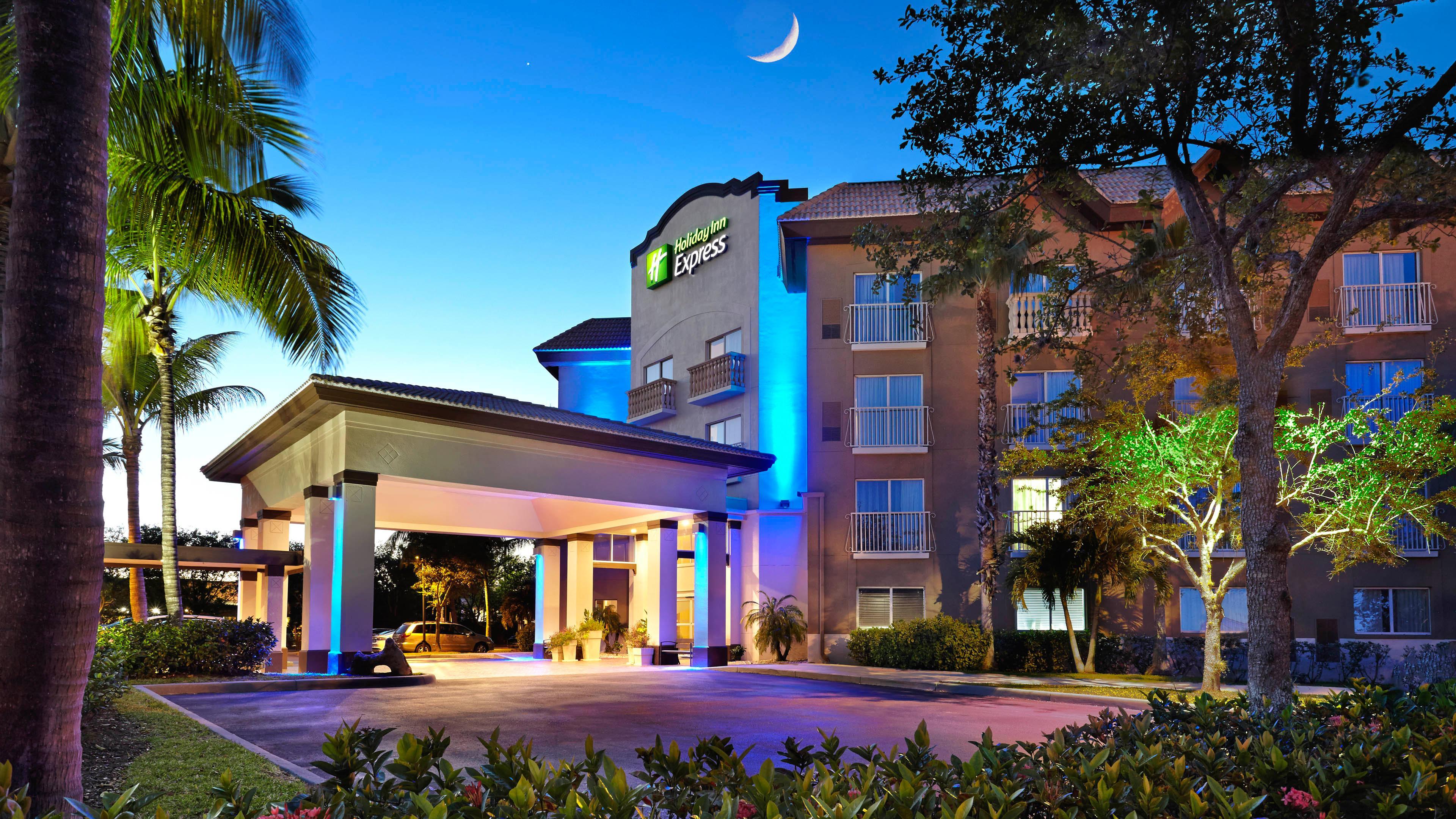 Holiday Inn Express & Suites Naples Downtown - 5Th Avenue By Ihg Экстерьер фото