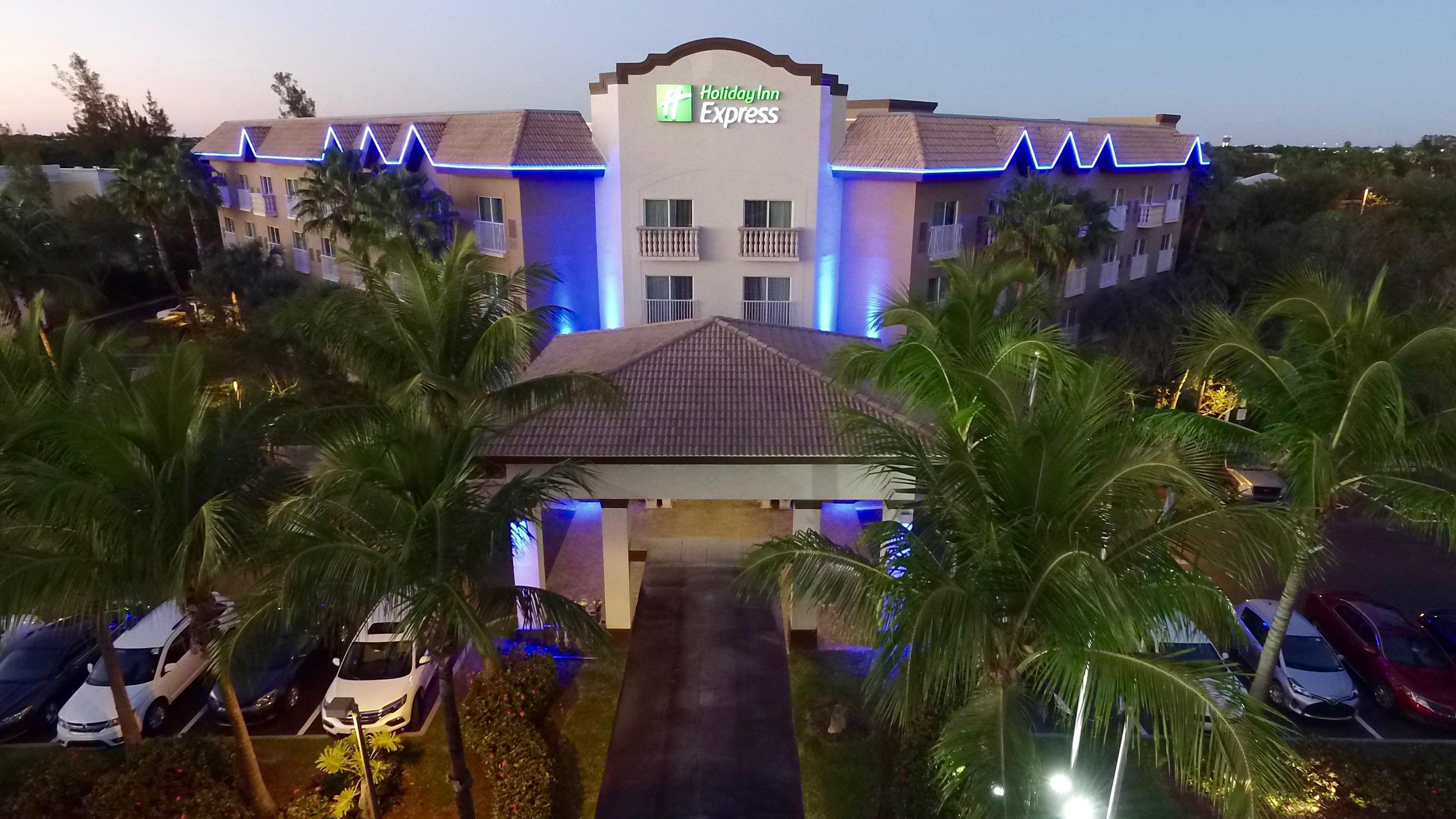 Holiday Inn Express & Suites Naples Downtown - 5Th Avenue By Ihg Экстерьер фото