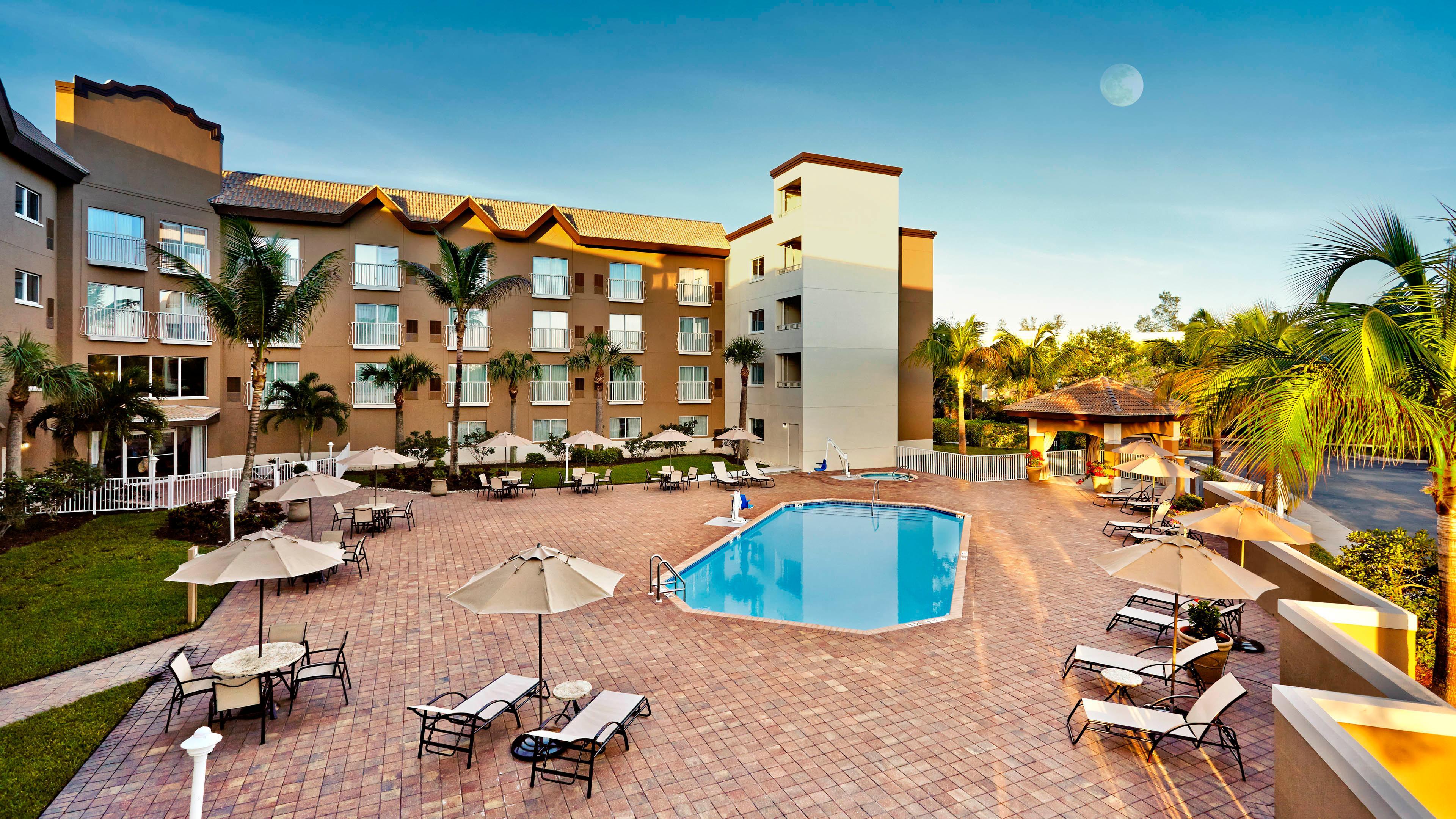Holiday Inn Express & Suites Naples Downtown - 5Th Avenue By Ihg Экстерьер фото