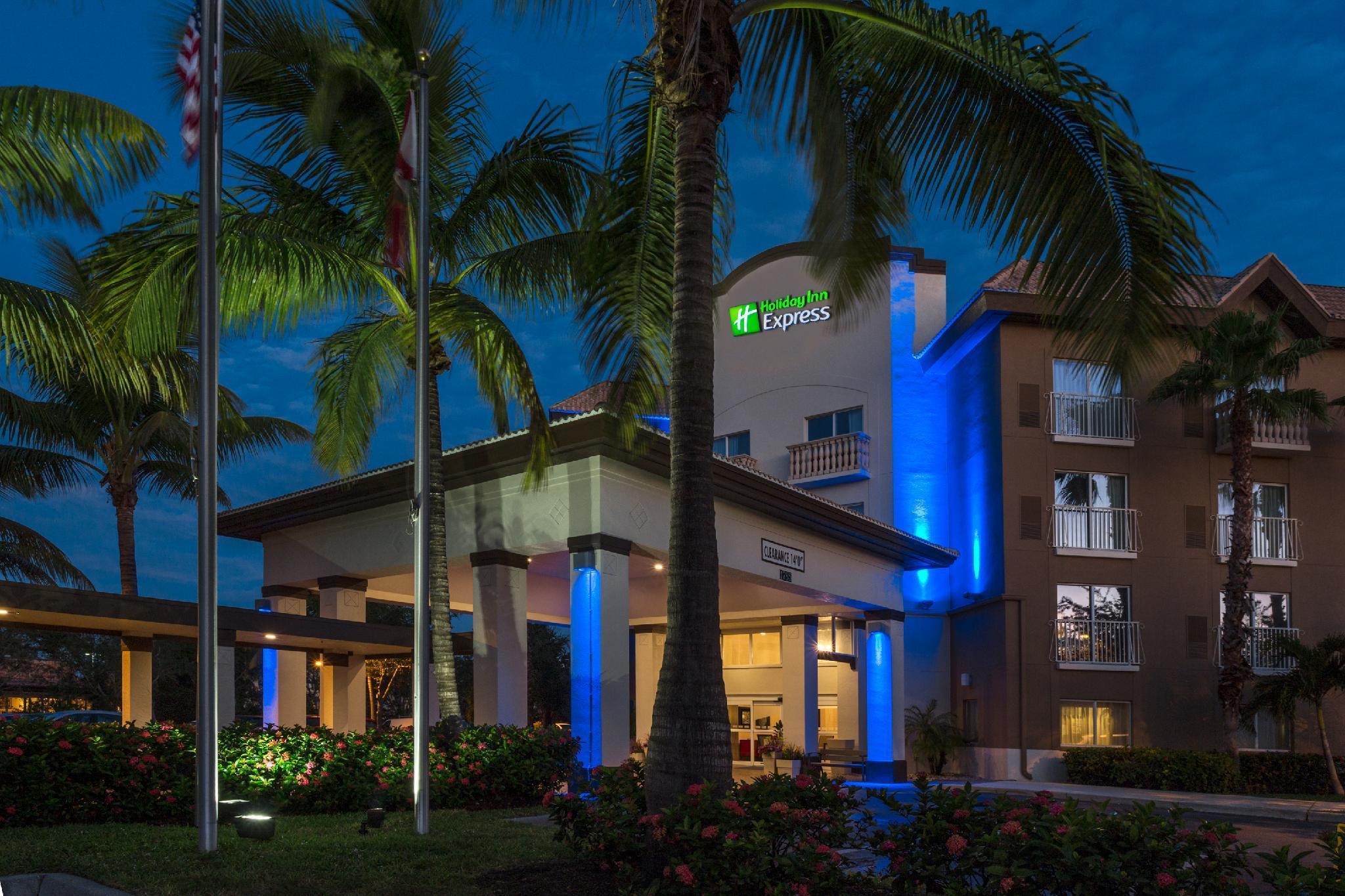 Holiday Inn Express & Suites Naples Downtown - 5Th Avenue By Ihg Экстерьер фото