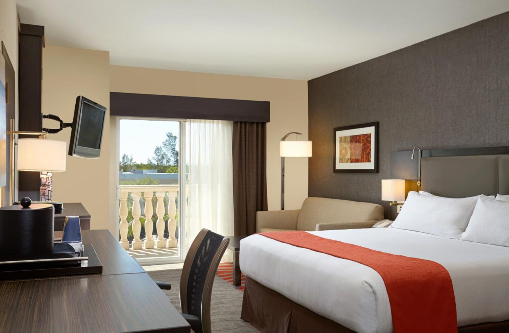 Holiday Inn Express & Suites Naples Downtown - 5Th Avenue By Ihg Экстерьер фото
