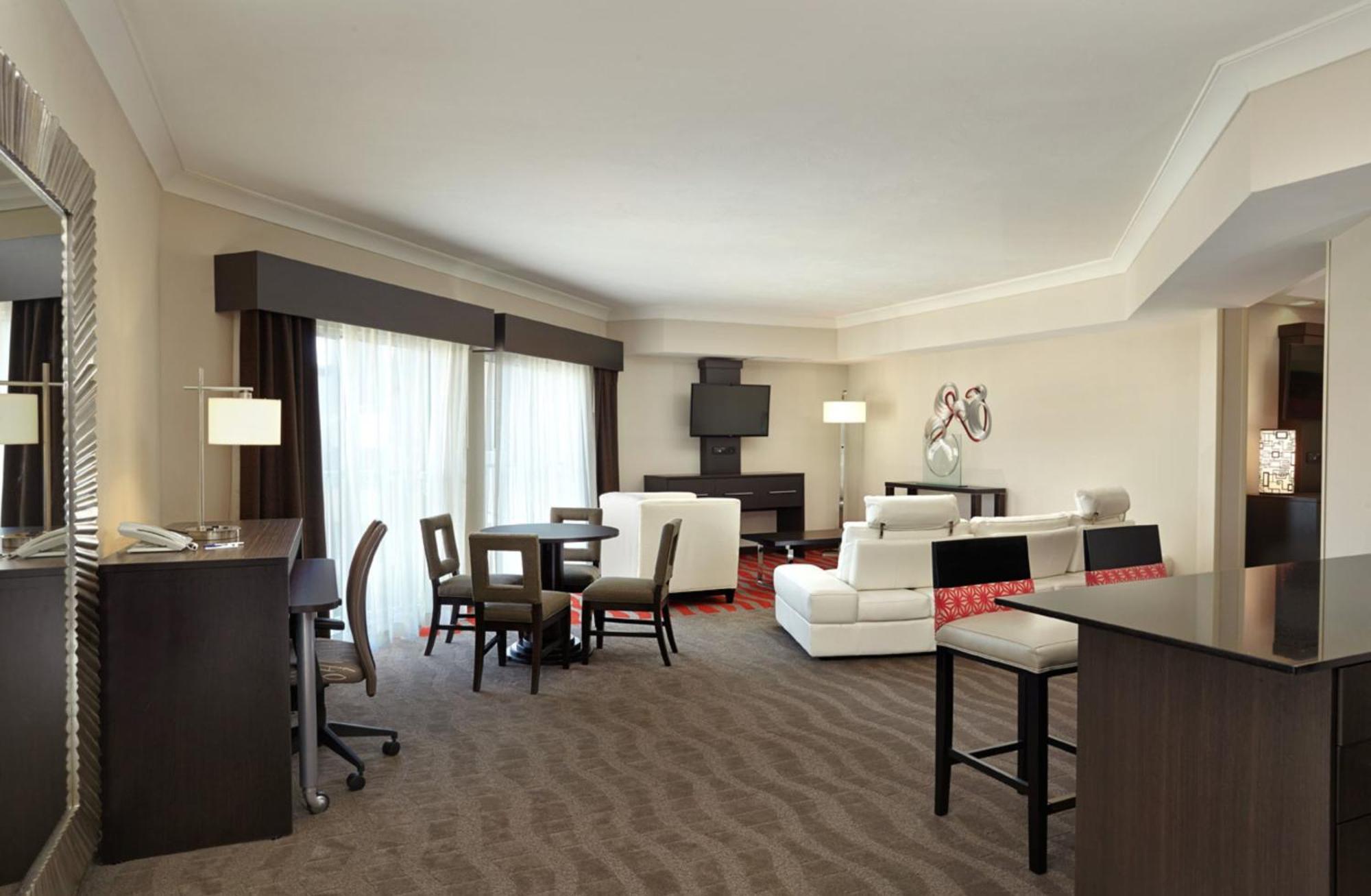 Holiday Inn Express & Suites Naples Downtown - 5Th Avenue By Ihg Экстерьер фото