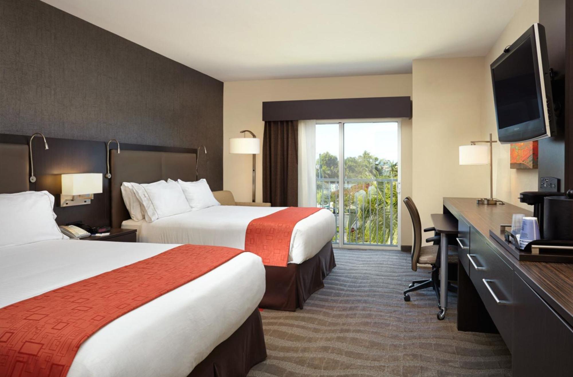 Holiday Inn Express & Suites Naples Downtown - 5Th Avenue By Ihg Экстерьер фото