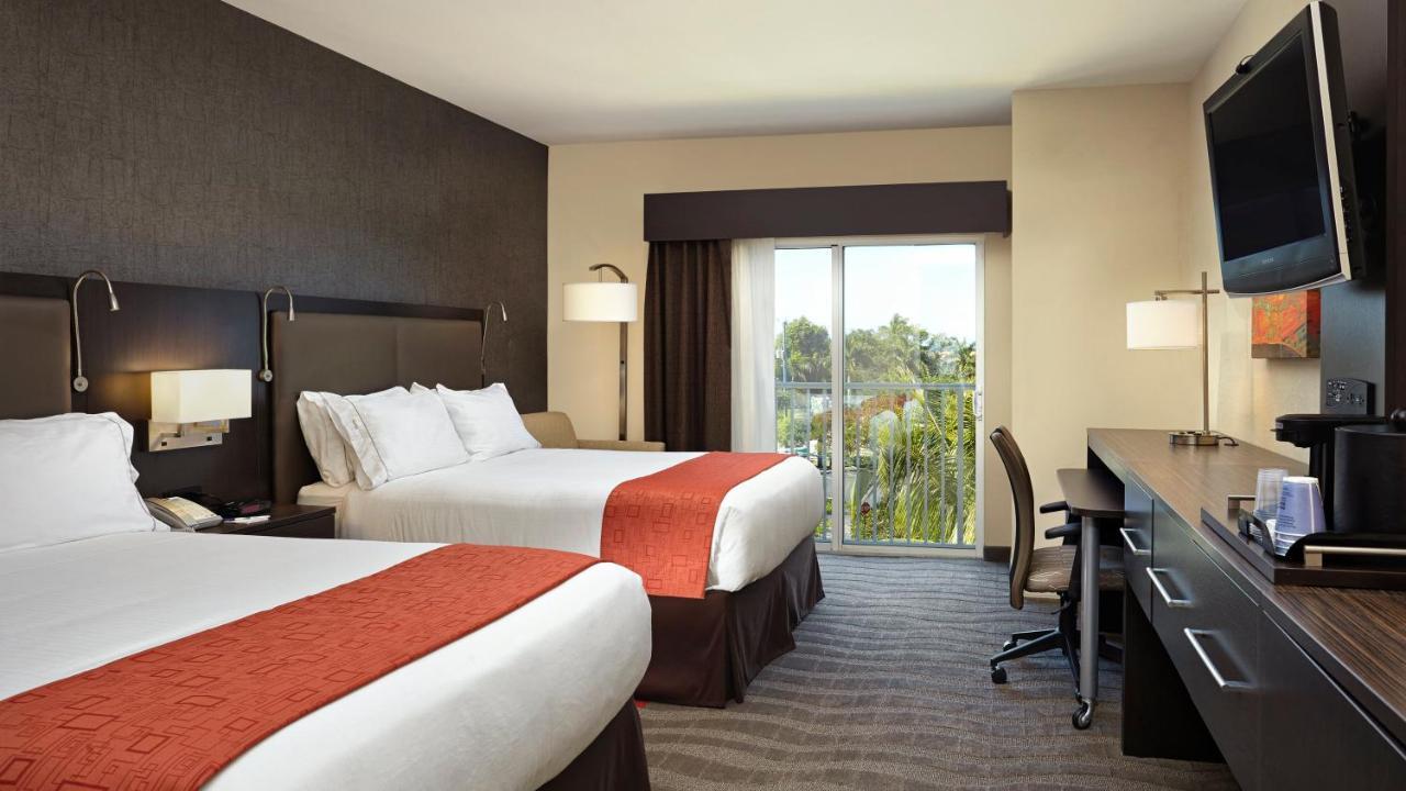 Holiday Inn Express & Suites Naples Downtown - 5Th Avenue By Ihg Экстерьер фото